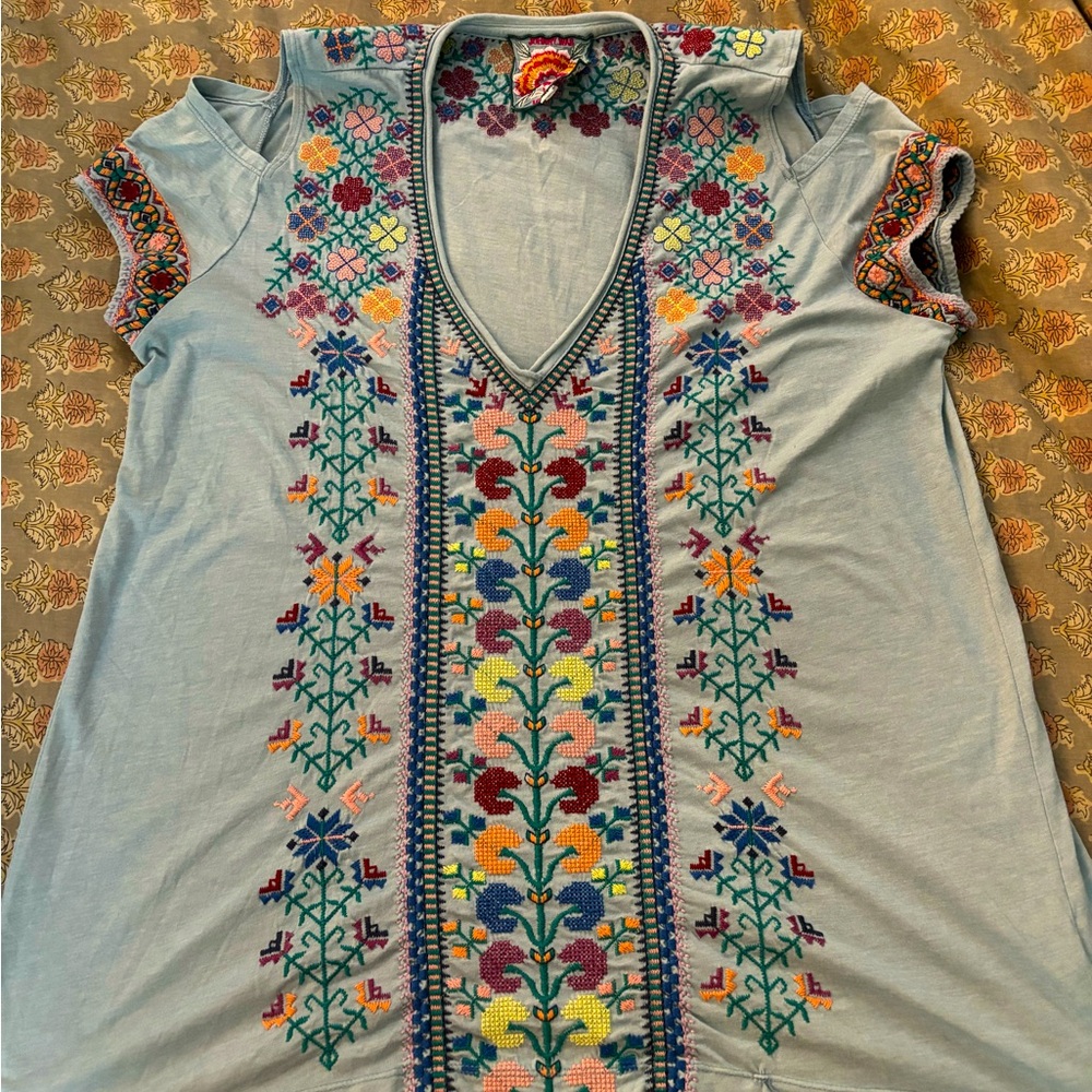 JOHNNY WAS COLD SHOULDER EMBROIDERED TEE SIZE M